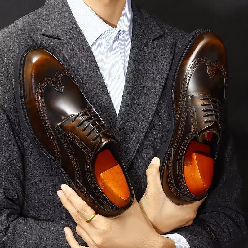 Formale Herrenschuhe Mit Geprägter Eleganz Und Brogue-schuhen - Kaffee