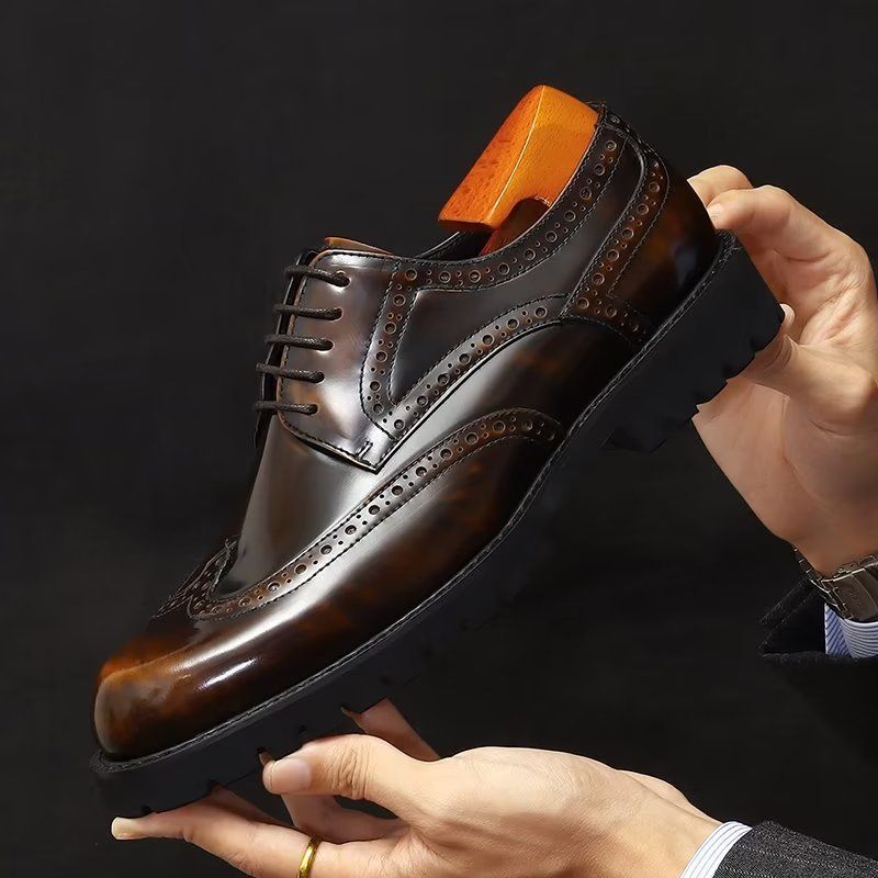 Formale Herrenschuhe Mit Geprägter Eleganz Und Brogue-schuhen - Kaffee