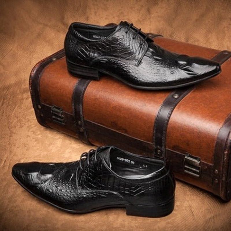 Formale Herrenschuhe Mit Spitzer Zehenpartie Und Brogue-schuhen Alligatorstruktur - Schwarz