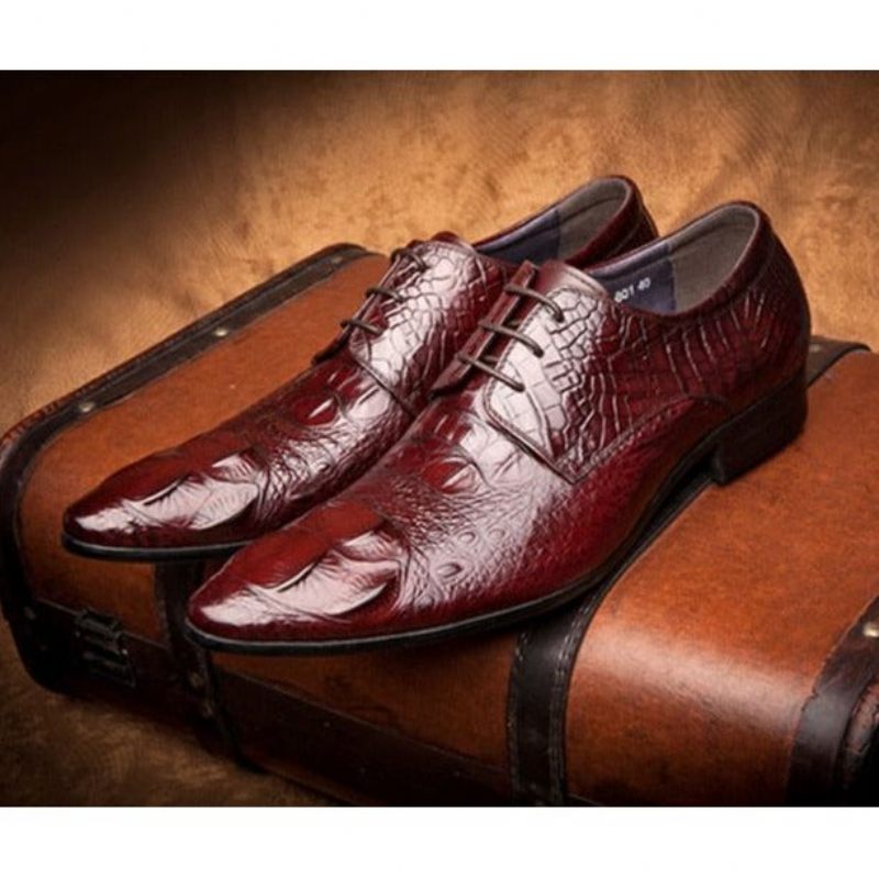 Formale Herrenschuhe Mit Spitzer Zehenpartie Und Brogue-schuhen Alligatorstruktur - Rot