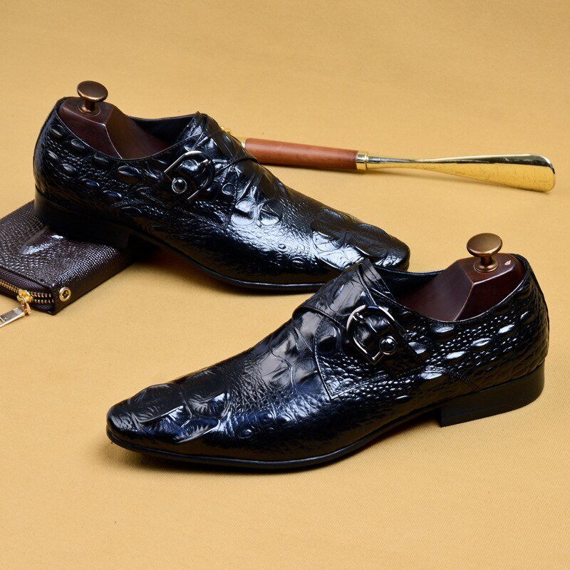 Formale Herrenschuhe Mit Spitzer Zehenpartie Und Schnürung Im Brogue-stil - Schwarz