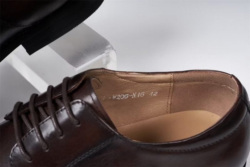 Formelle Herrenschuhe Mit Zeitgemäßem Charme Zum Schnüren - Kaffee